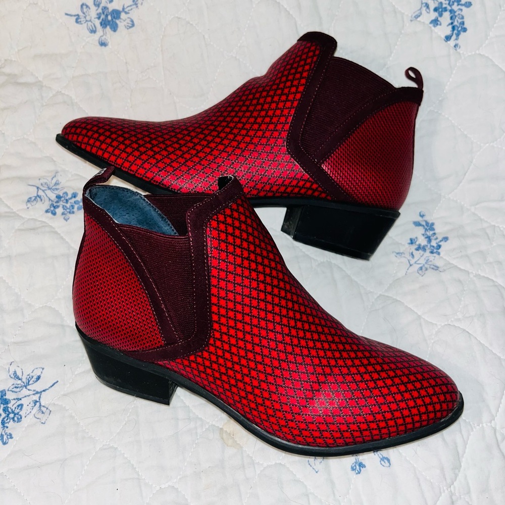BETABRAND Tennis Western Ruby Red Booties sz 7.5